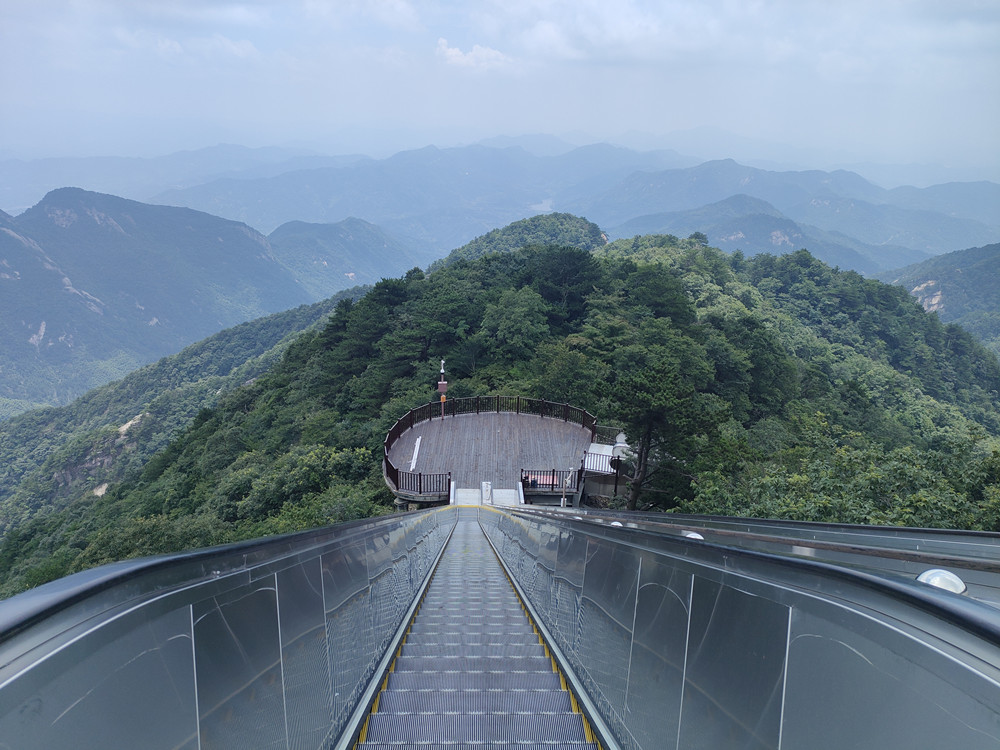 山肌のエスカレータ