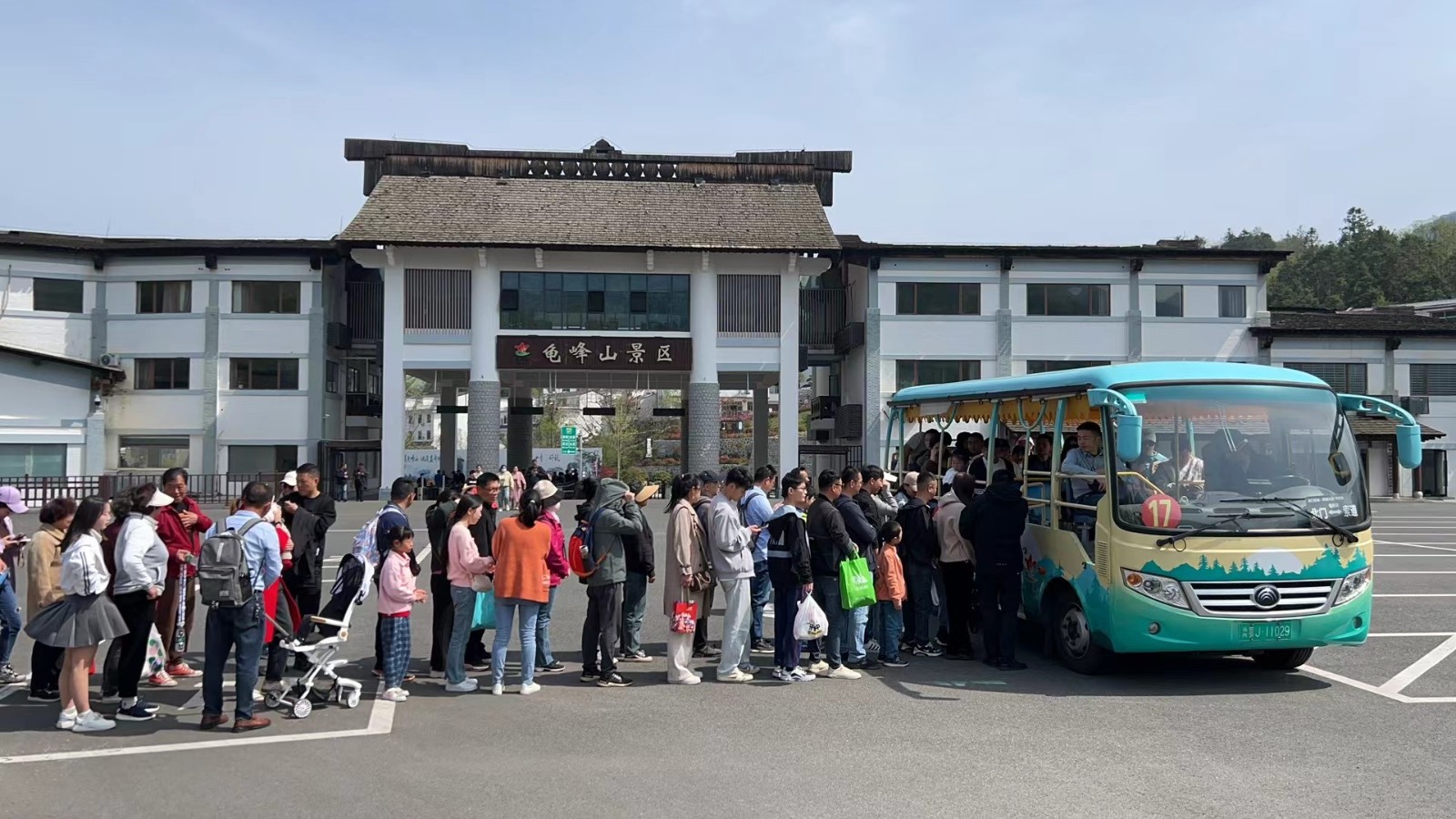 清明節の連休2日目、亀峰山観光地の客数が増加し、初の客数のピークを迎えた！